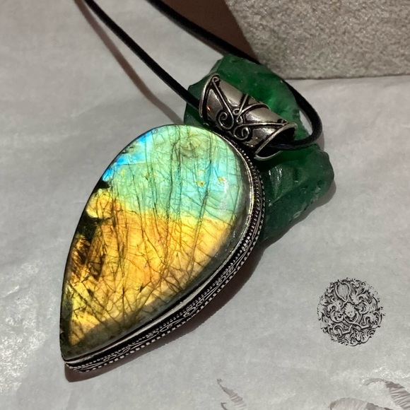 2 Tone Glowing Labradorite Gemstone Huge Handmade Pendant Necklace - Picture 3 of 7